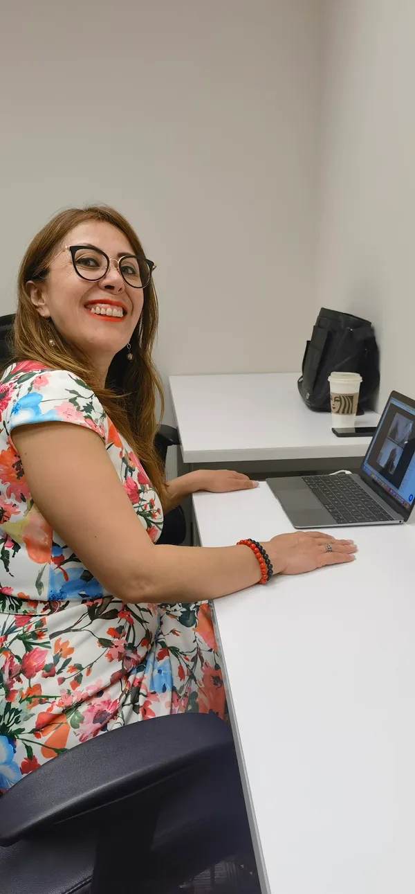 Patricia trabajando en oficina