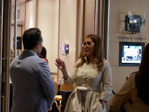Patricia atendiendo cliente en evento